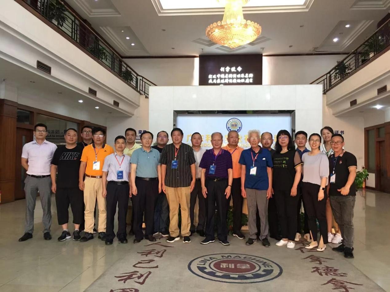 第四屆現(xiàn)代橡膠論壇的專家、教授們蒞臨我司參觀考察